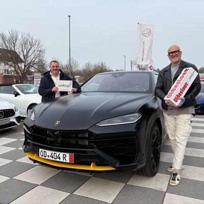 Bild vergr&ouml;&szlig;ern: Lamborghini Urus SE - Wir w&uuml;nschen gute Fahrt nach Malaga