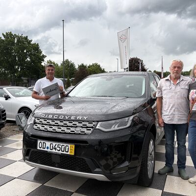 Bild vergr&ouml;&szlig;ern: Range Rover Discovery Sport - Wir w&uuml;nschen gute Fahrt.