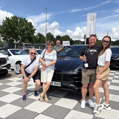 Bild vergr&ouml;&szlig;ern: Viel Freude mit dem Porsche
