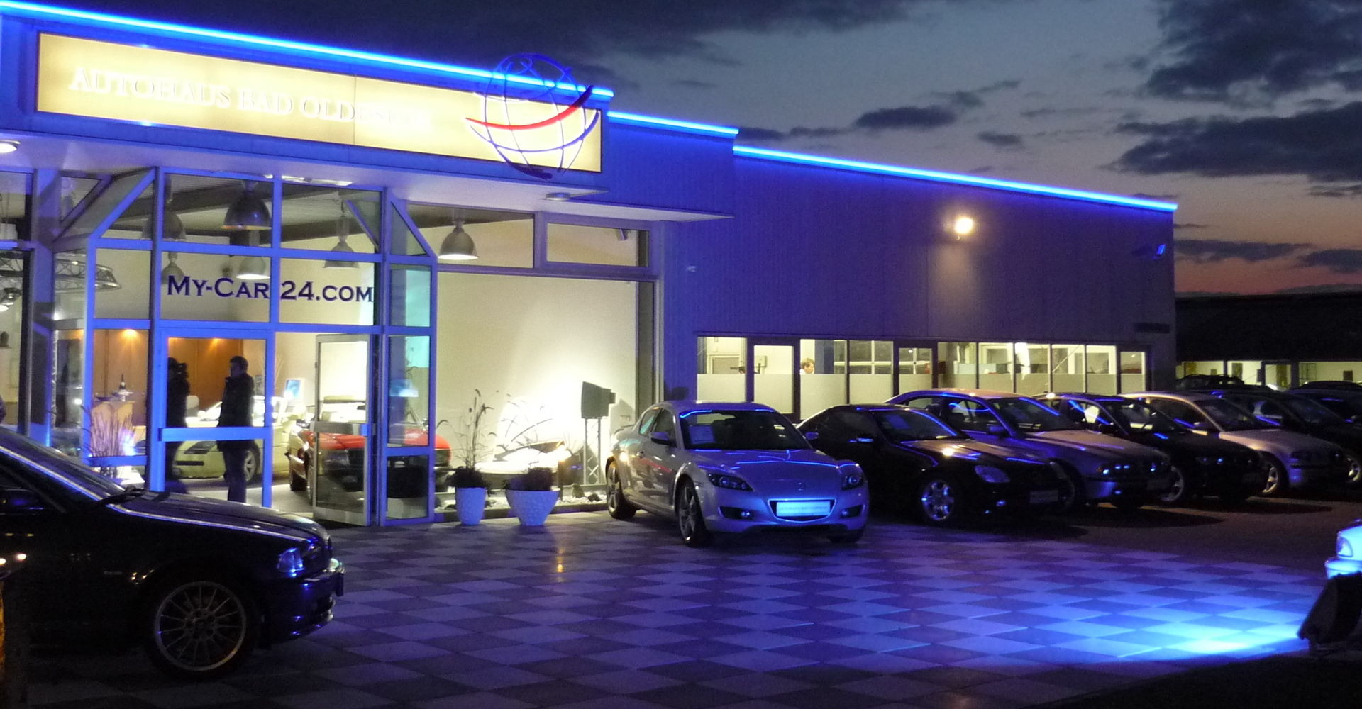 Bild vergrößern: Abendstimmung im Autohaus Bad Oldesloe