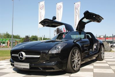 Bild vergrößern: Mercedes Benz SLS schwarz