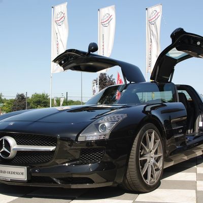 Bild vergrößern: Mercedes Benz SLS schwarz