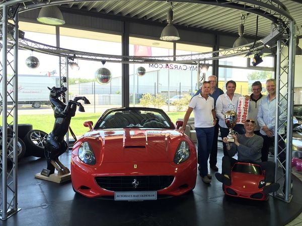 Bild vergrößern: Wir gratulieren dem Gesamt-Netto-Sieger, Avni Manholi, aus 4 Turniertagen in Adendorf. 1.Preis Ferrari F430 Spider