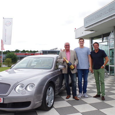 Bild vergrößern: Lieber Herr Kohn, viel Freude mit dem Bentley!