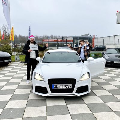 Bild vergrößern: Lieber Toni, vielen Dank und viel Freude mit dem Audi TT RS!