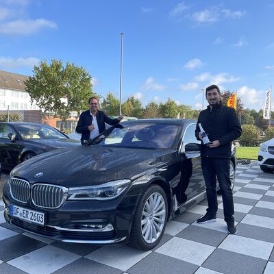 Bild vergrößern: Viel Freude mit dem BMW 730d X-Drive und gute Fahrt nach Offenbach!