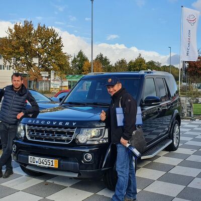 Bild vergrößern: Vielen Dank und gute Fahrt nach Tschechien mit dem Land Rover Discovery XXV!