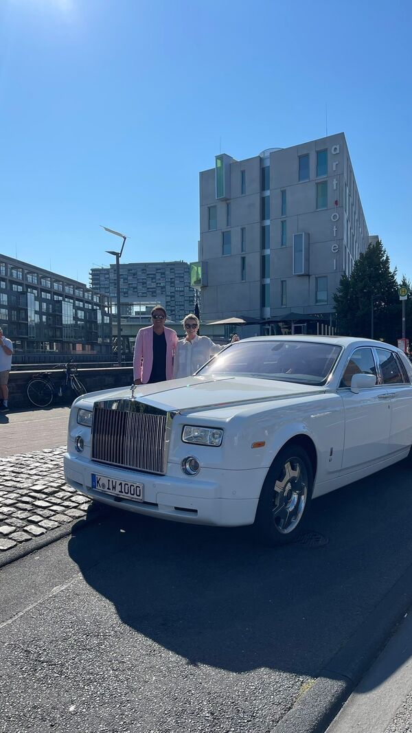 Bild vergrößern: Rosige Zeiten prophezeit Frau Ira Wolff - Rolls Royce Phantom